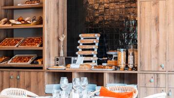 Sarapan prasmanan setiap hari dengan biaya tambahan