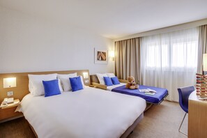 클래식룸 (1 Double Bed with 1 Single Sofabed) | 미니바, 객실 내 금고, 책상, 암막 커튼