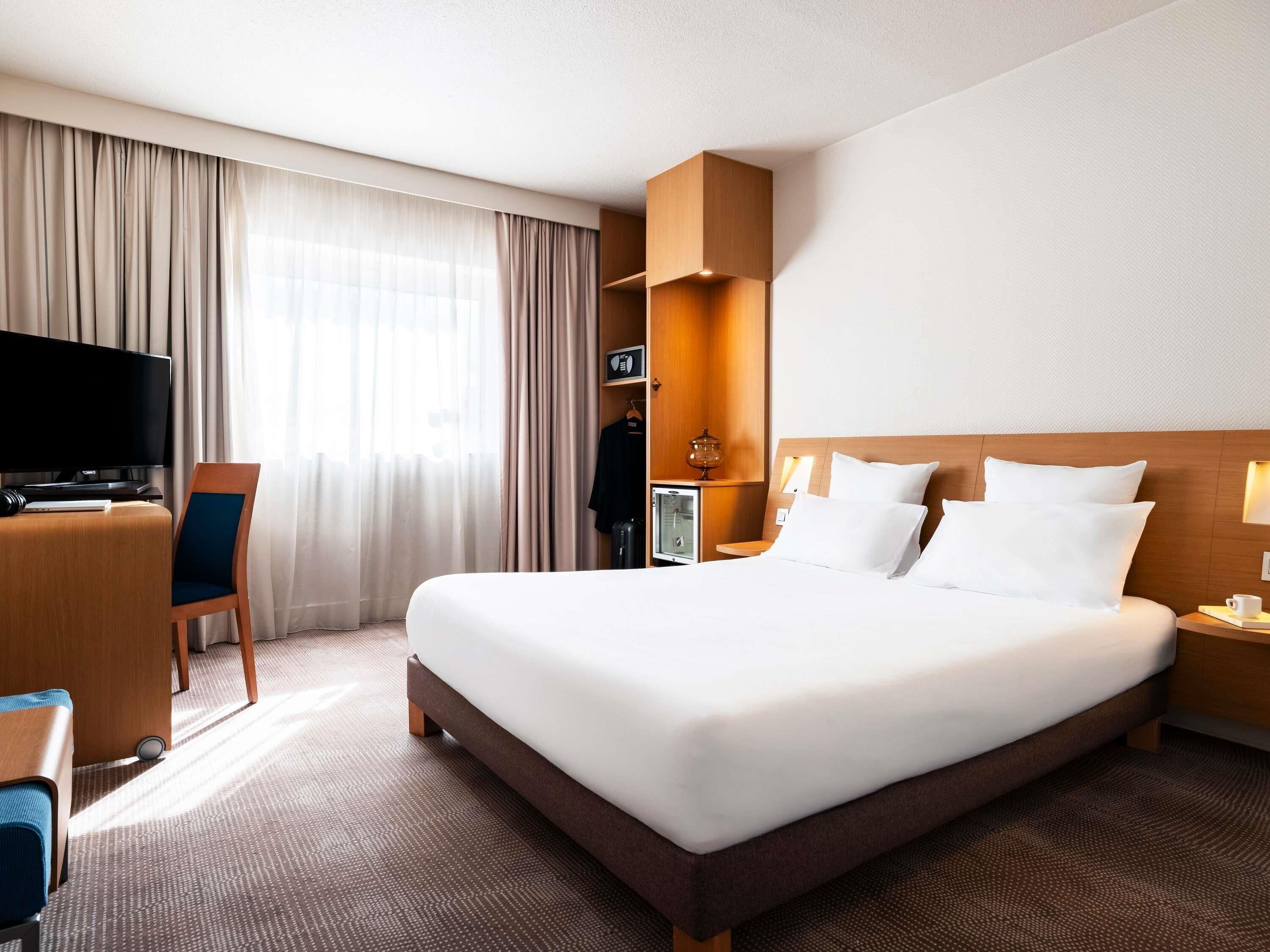 Classic Room, 1 Double Bed | Minibar, in-room safe, desk, blackout curtains