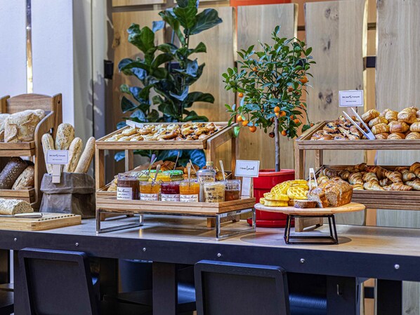 Daily buffet breakfast for a fee