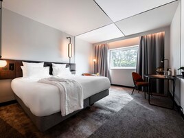 Habitación ejecutiva, 1 cama de matrimonio grande | Minibar, caja fuerte, escritorio y cortinas opacas