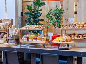 Petit-déjeuner buffet servi tous les jours en supplément