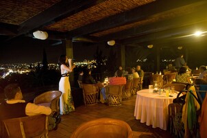 供应早餐、午餐和晚餐，地区菜