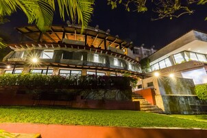 住宿正面 - 傍晚/夜晚