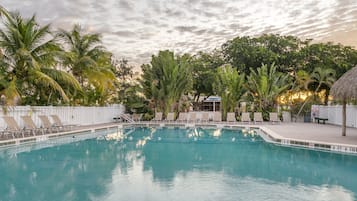 Piscina all'aperto, lettini
