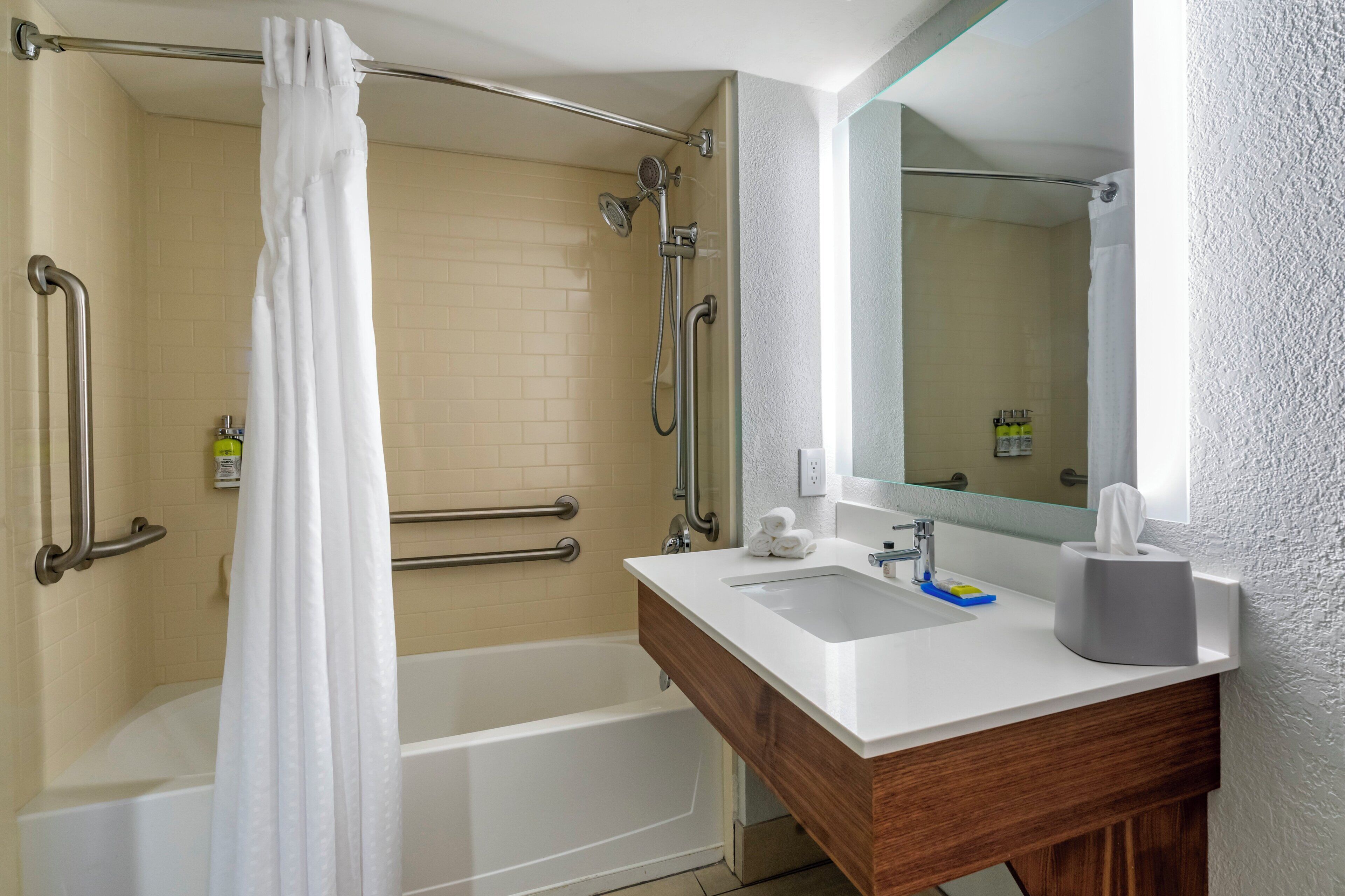 Combined shower/bathtub, eco-friendly toiletries, hair dryer, towels