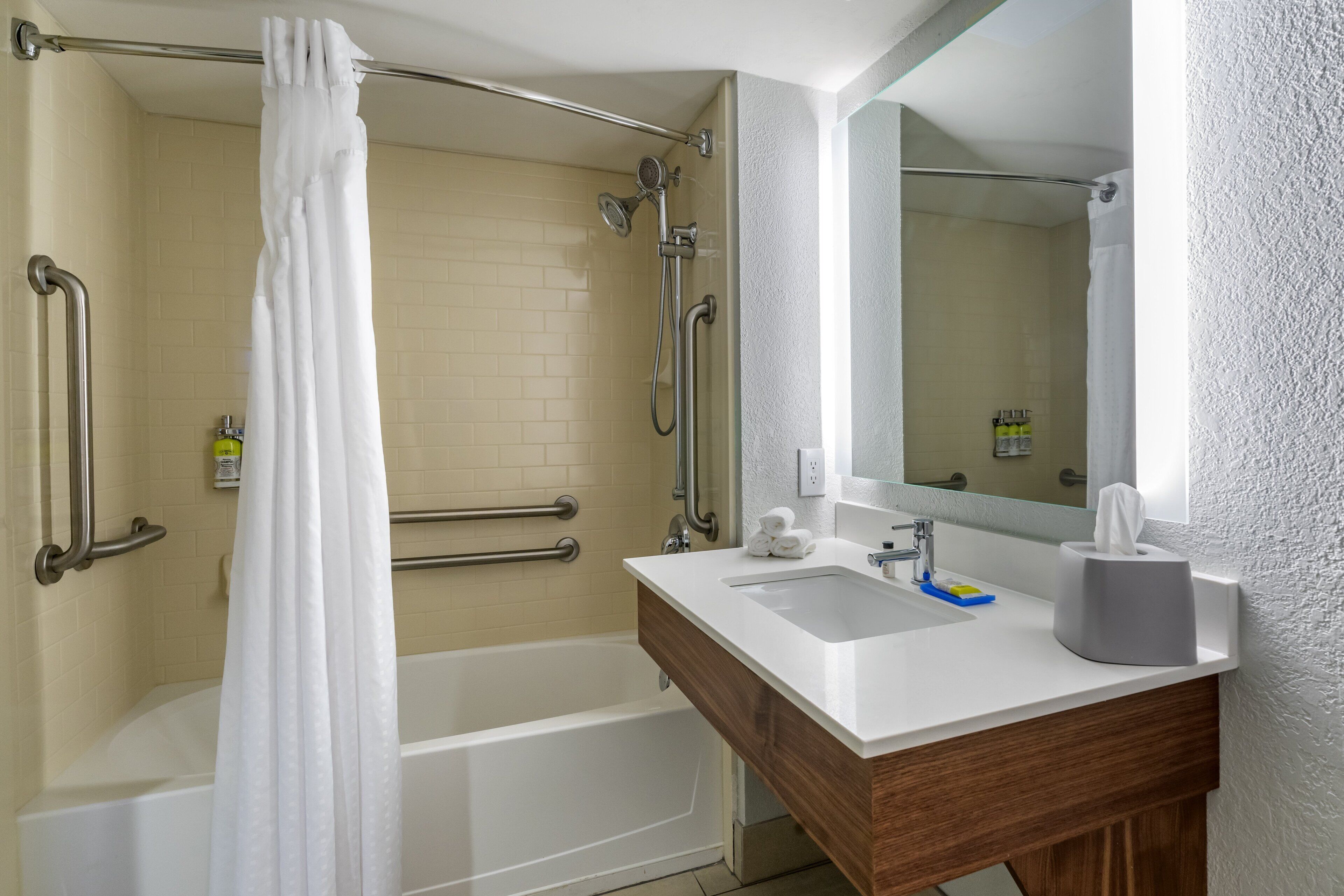 combined shower/bathtub, eco-friendly toiletries, hair dryer, towels