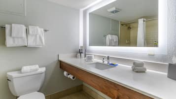 Bañera con ducha, artículos de tocador ecológicos, secador de pelo