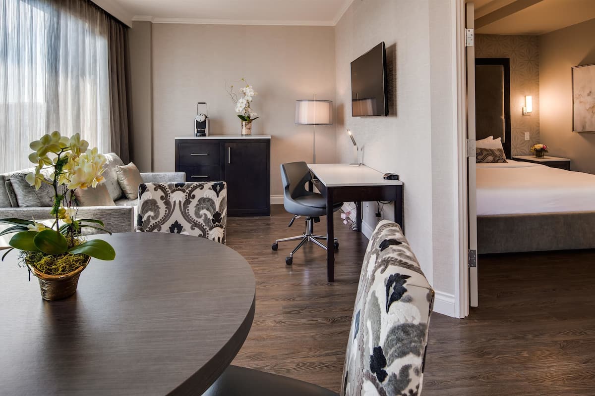 premium bedding, pillow-top beds, in-room safe, desk