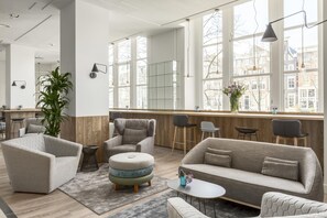 Frigobar, cofres nos quartos, cortinas blackout, quartos à prova de som