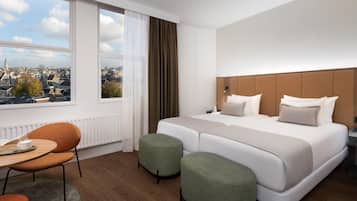 Frigobar, cofres nos quartos, cortinas blackout, quartos à prova de som