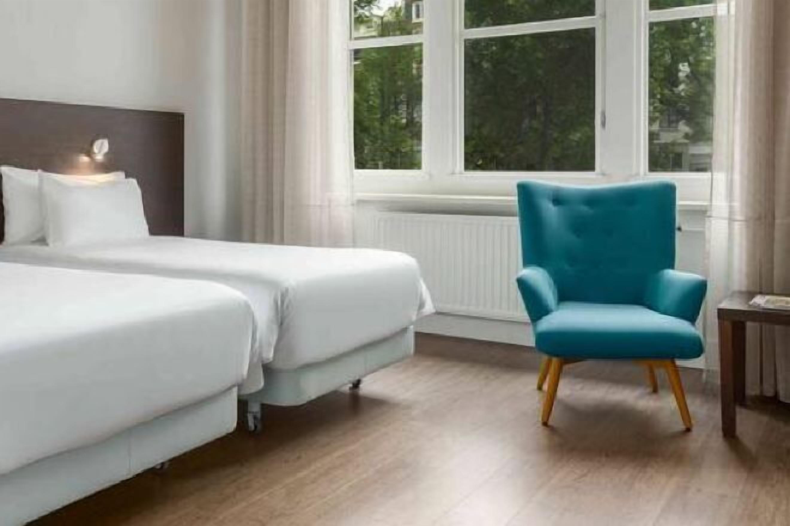 มินิบาร์, ตู้นิรภัยในห้องพัก, ผ้าม่านกันแสง, ห้องเก็บเสียง