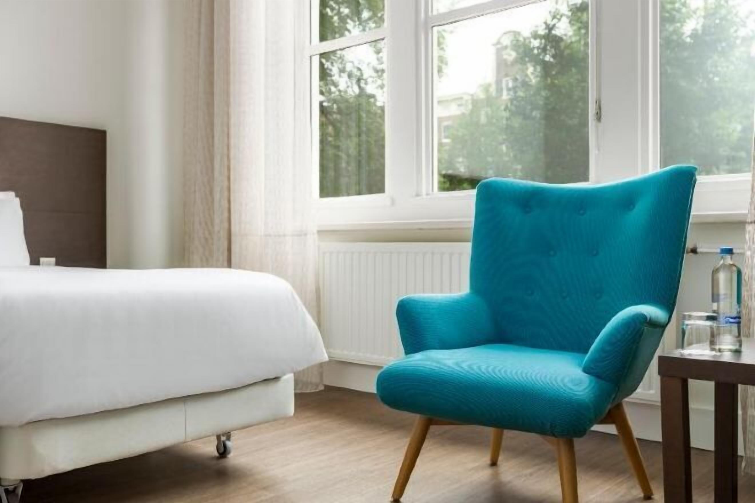   มินิบาร์, ตู้นิรภัยในห้องพัก, ผ้าม่านกันแสง, ห้องเก็บเสียง