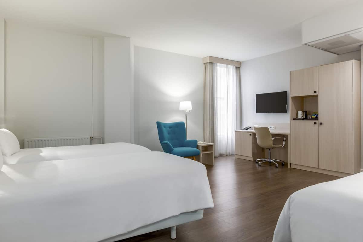 Minibar, caja de seguridad en la habitación y cortinas blackout