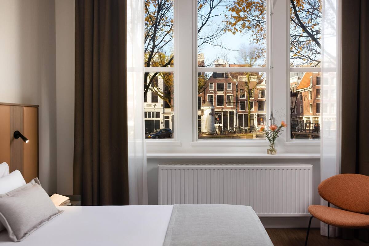 Standard Room, Canal View | Minibar, in-room safe, desk, blackout drapes