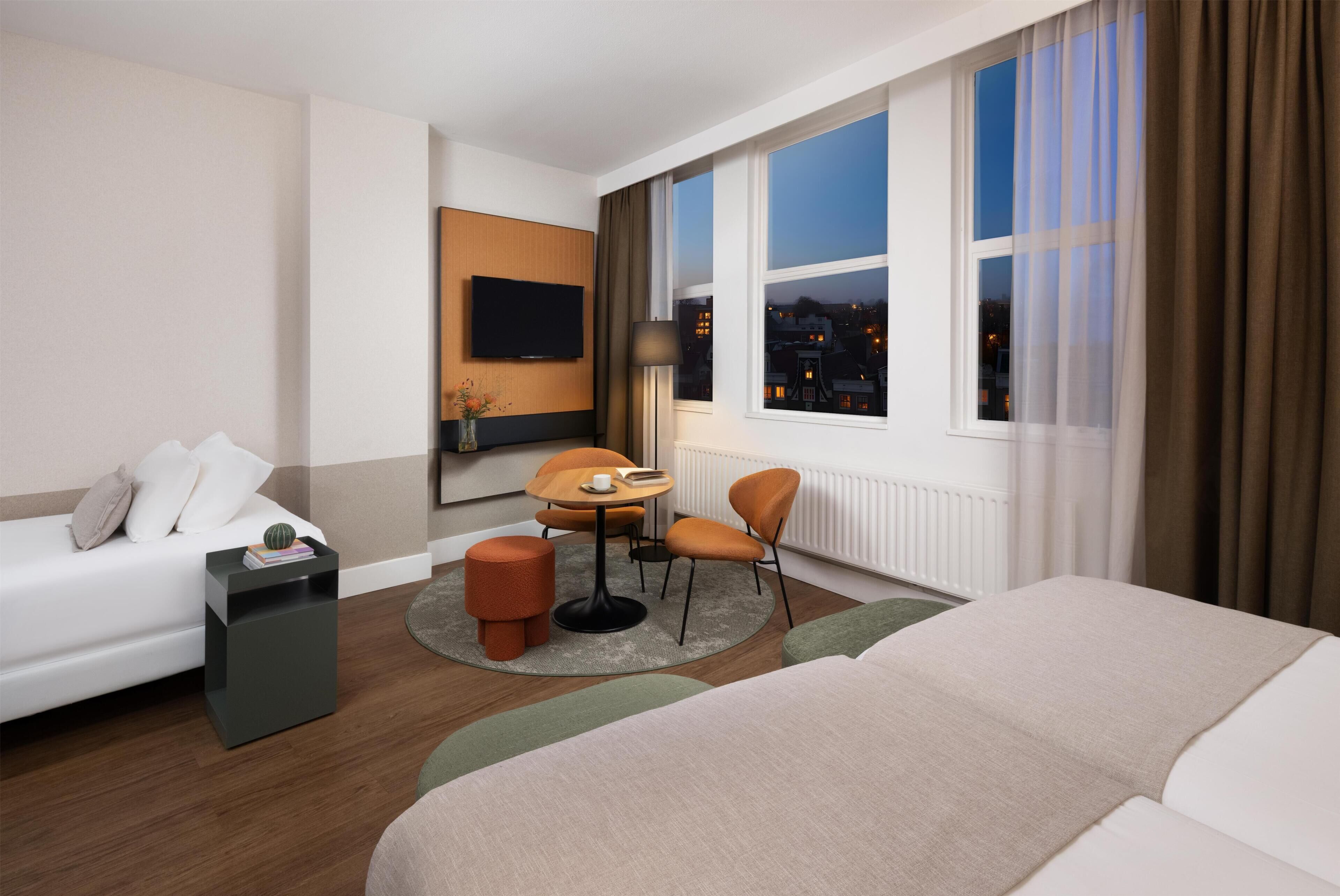 Standard Triple Room, City View | Bar mini, peti besi dalam bilik, meja, langsir/tirai gelap terus 