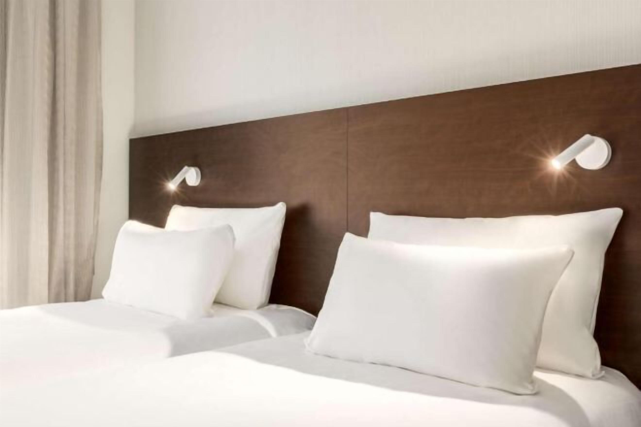 มินิบาร์, ตู้นิรภัยในห้องพัก, ผ้าม่านกันแสง, ห้องเก็บเสียง