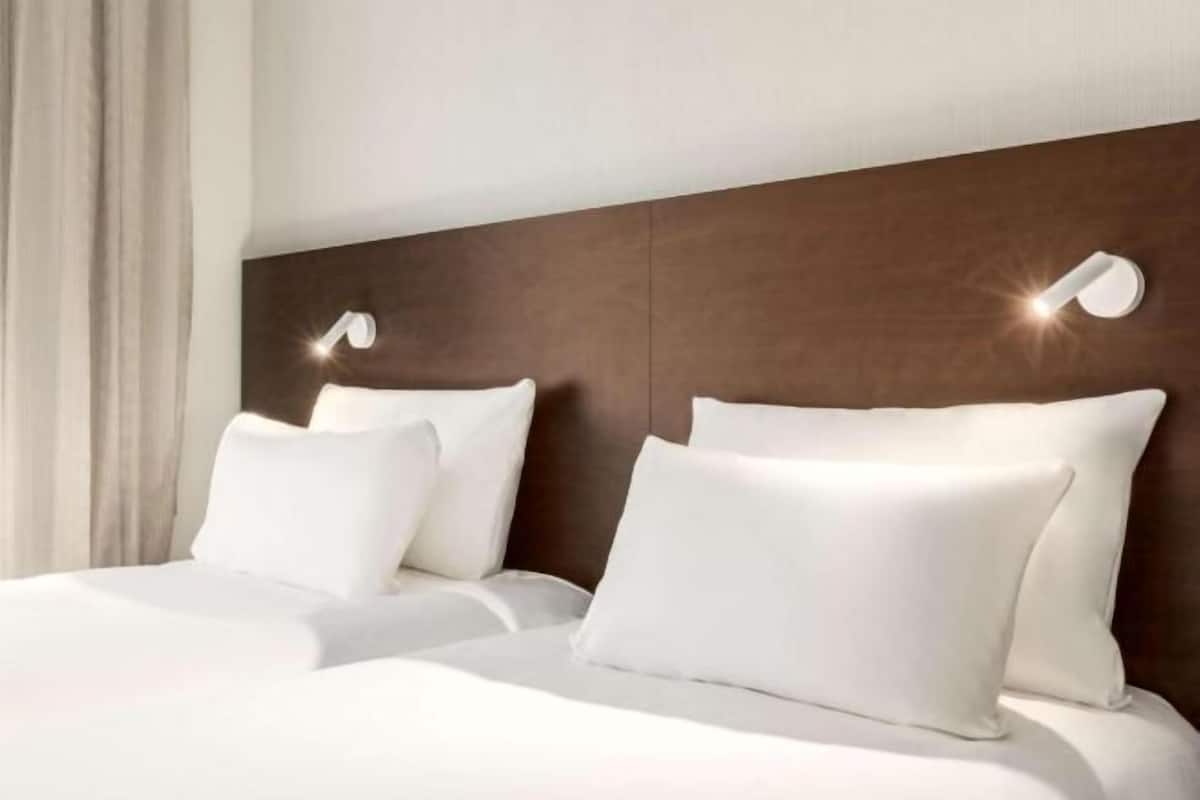 Minibar, coffres-forts dans les chambres, rideaux occultants