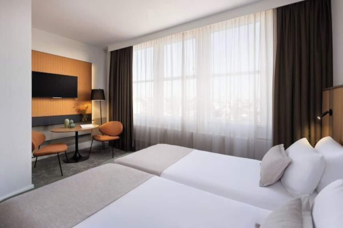 Minibar, caja de seguridad en la habitación y cortinas blackout