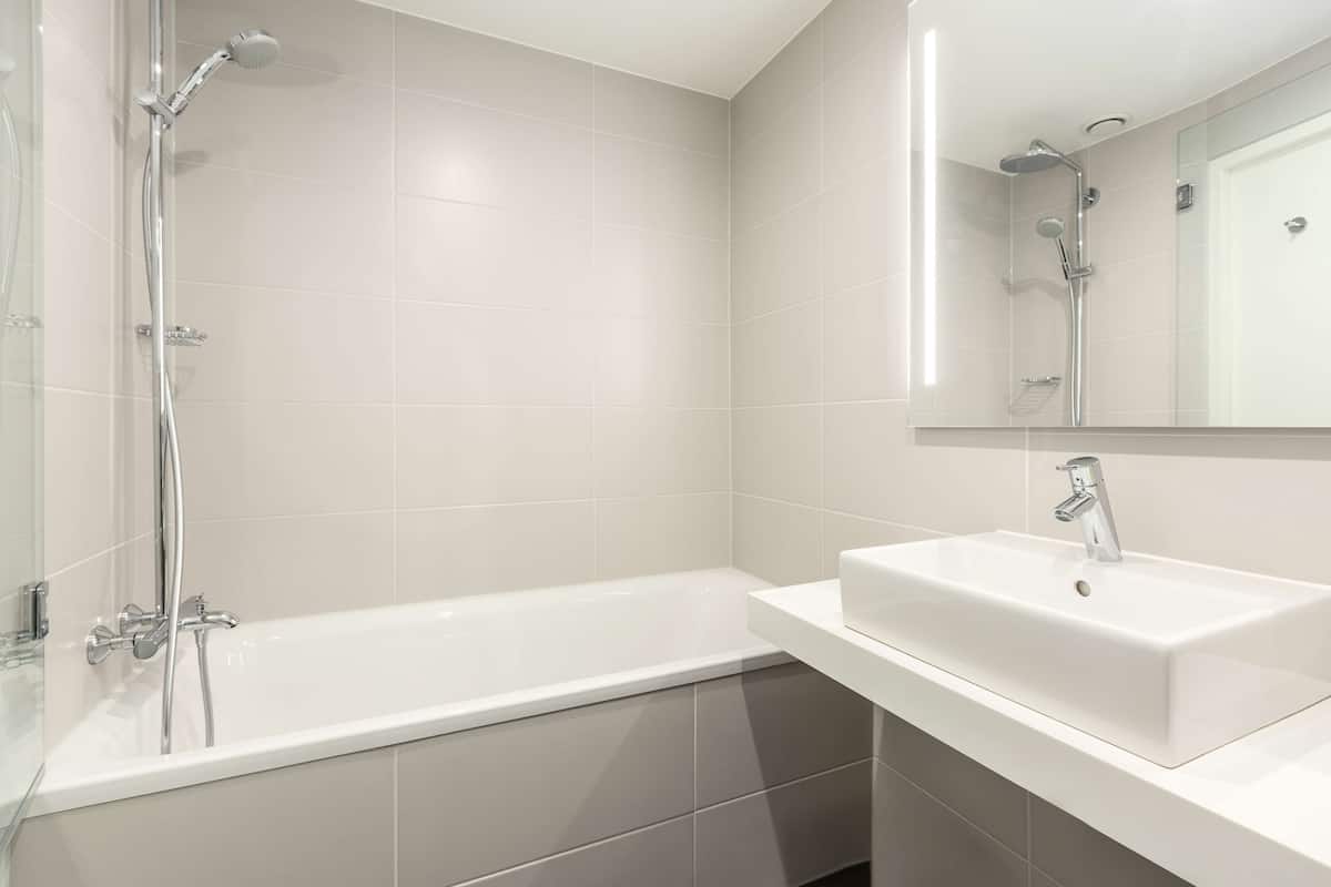 Dusche, Regendusche, umweltfreundliche Kosmetikartikel, Haartrockner