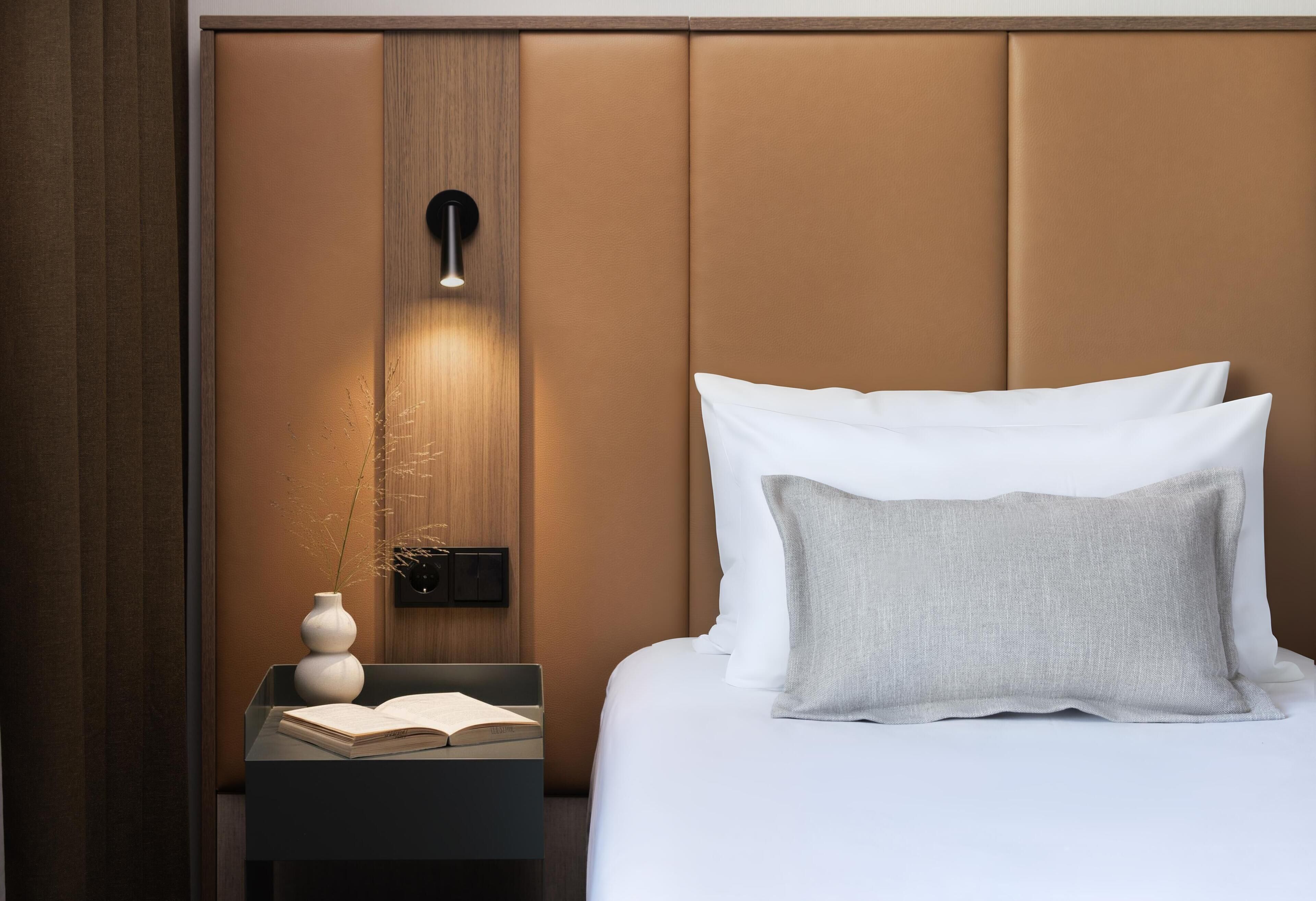 Standard Single Room | Bar mini, peti besi dalam bilik, meja, langsir/tirai gelap terus 
