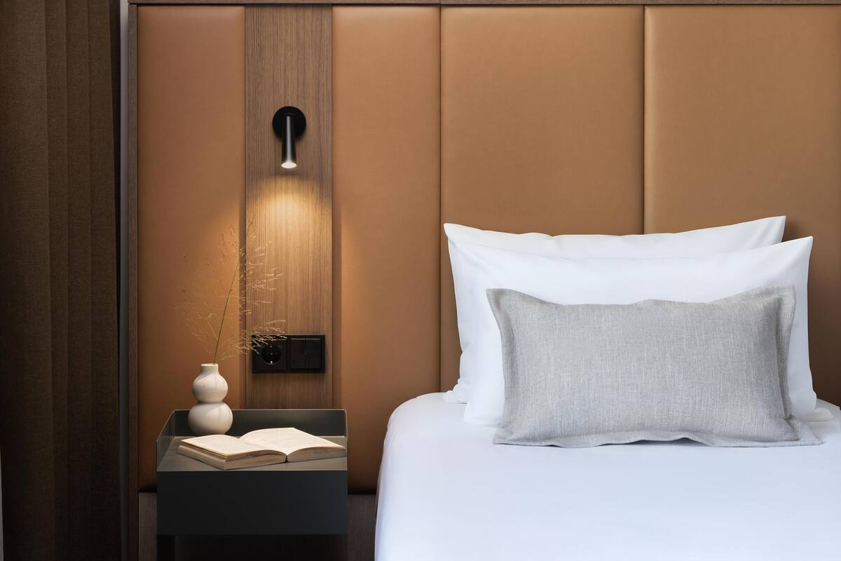 Standard Single Room | Minibar, in-room safe, desk, blackout drapes