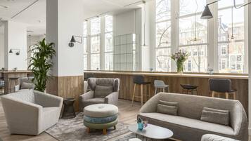 Minibaari, tallelokero huoneessa, pimennysverhot, äänieristys