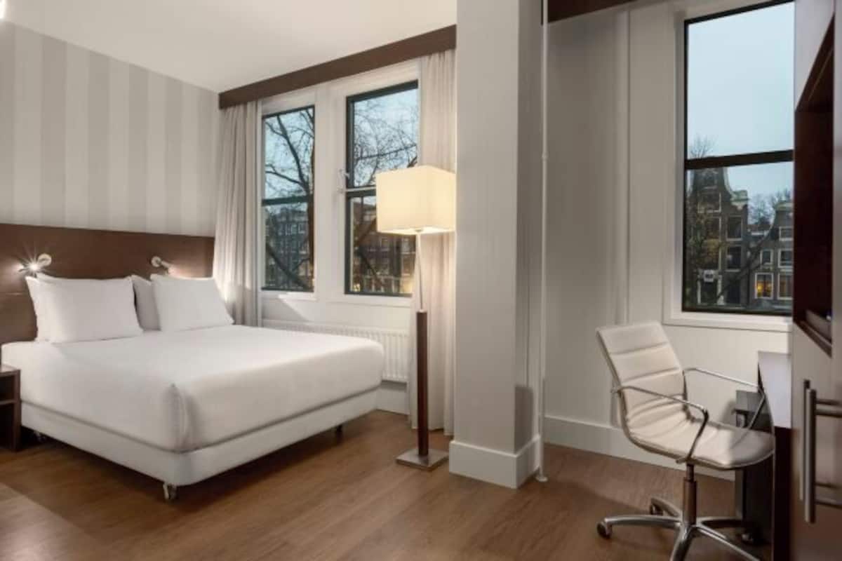 Minibar, caja de seguridad en la habitación y cortinas blackout