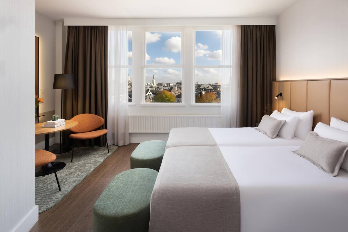 Standard Room, City View | Minibar, in-room safe, desk, blackout drapes
