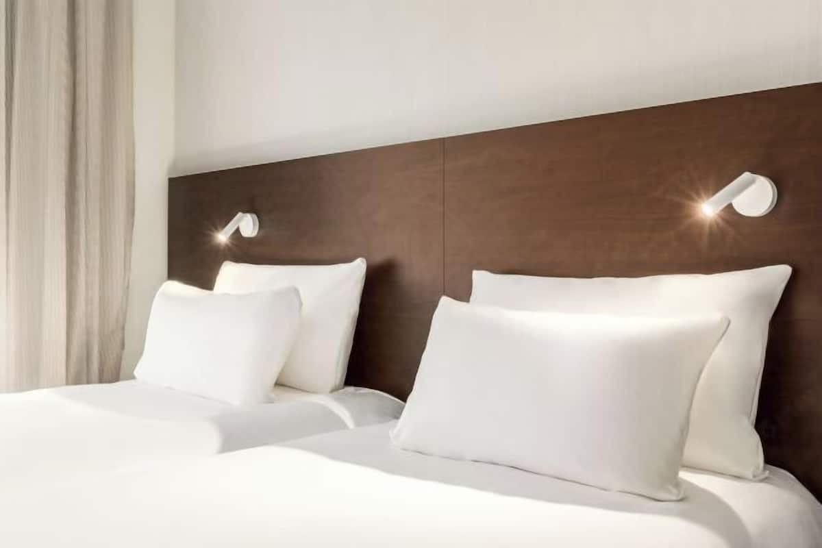 Minibar, coffres-forts dans les chambres, rideaux occultants