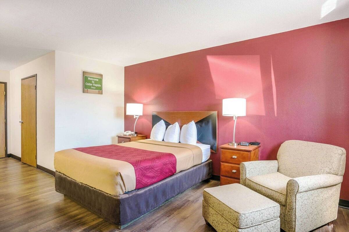 Escritorio, cortinas opacas, tabla de planchar con plancha y wifi gratis