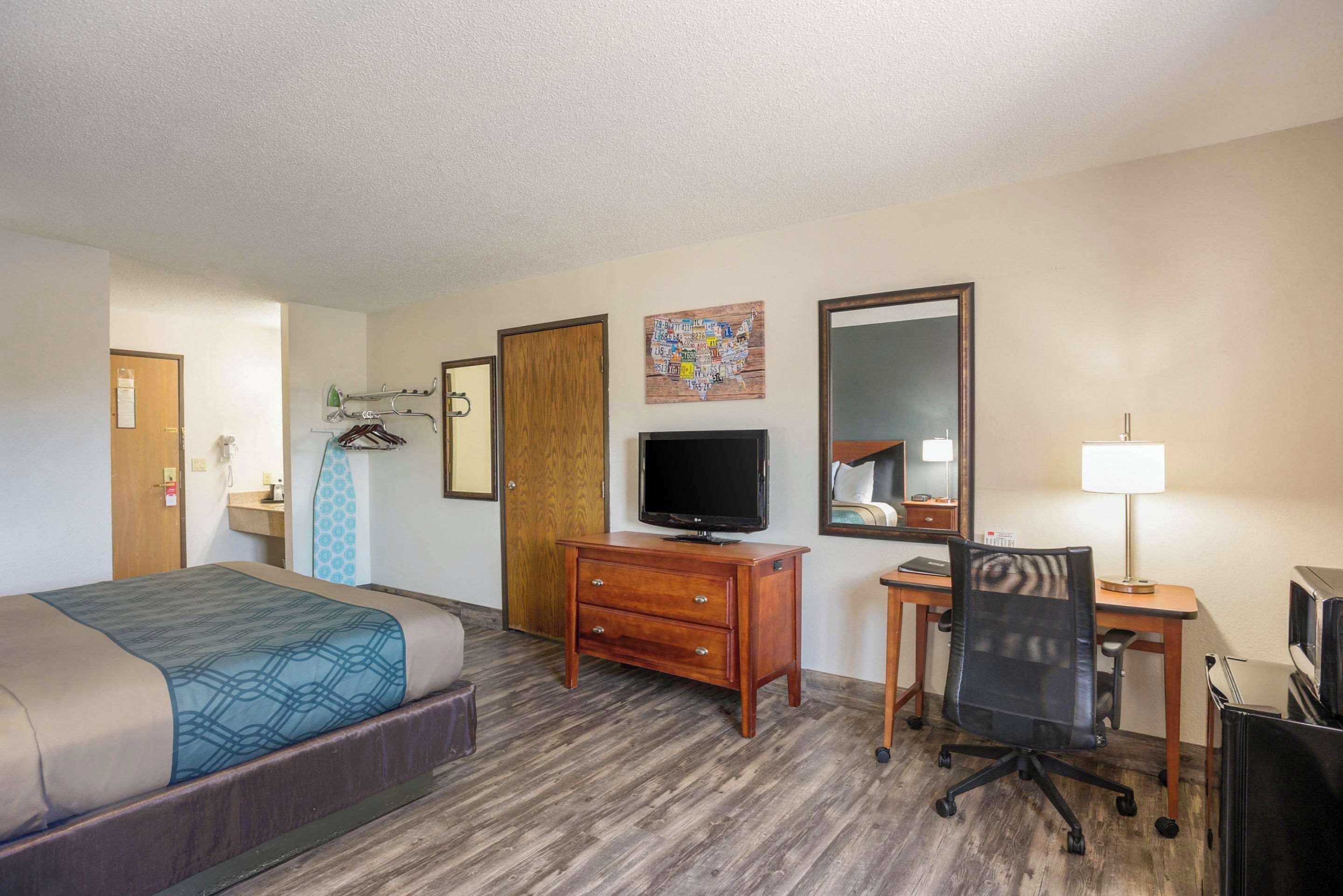 room, 1 king bed, non smoking | desk, blackout curtains, iron/ironing board, free wifi