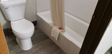 Ducha y bañera combinadas, secador de pelo y toallas