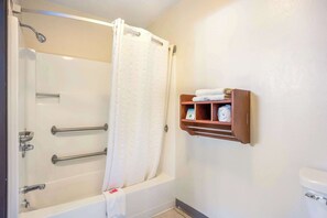 ห้องพัก, เตียงควีนไซส์ 1 เตียง, พร้อมสิ่งอำนวยความสะดวกสำหรับผู้พิการ, ปลอดบุหรี่ | โต๊ะทำงาน, ผ้าม่านกันแสง, เตารีด/โต๊ะรีดผ้า, Wi-Fi ฟรี
