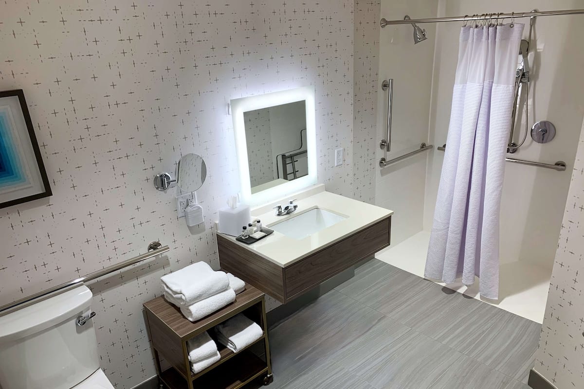 Værelse - 1 queensize-seng - handicapvenligt (Mobility Roll in Shower) | Handicapvenligt badeværelse