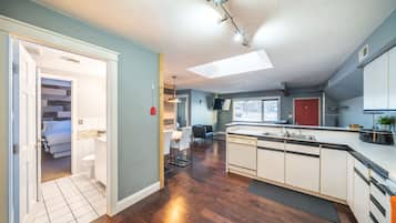 Family Suite, 3 Bedrooms, Kitchen, Ground Floor | Private kitchen
