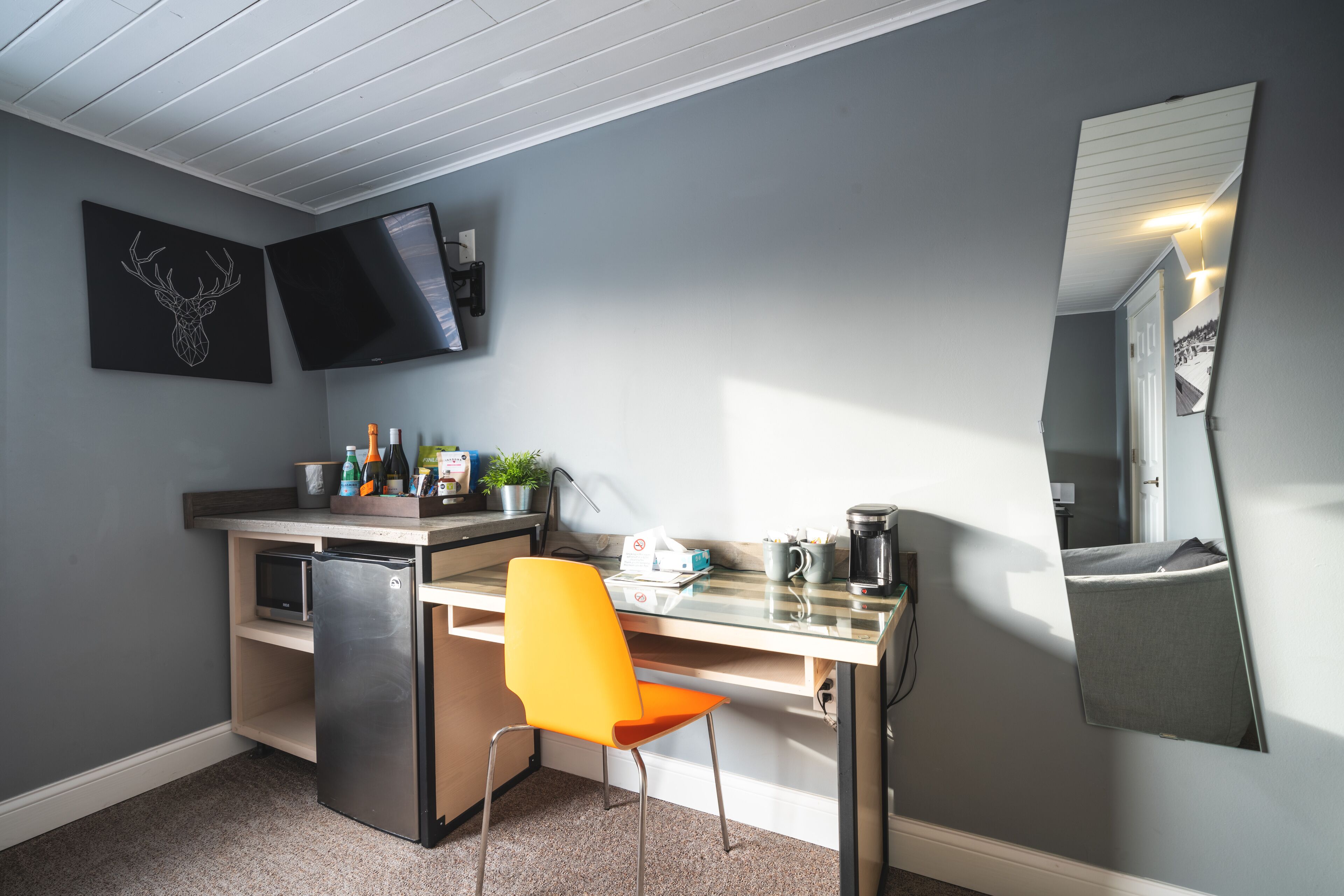 comfort single room, 1 queen bed | premium bedding, iron/ironing board, free wifi, bed sheets