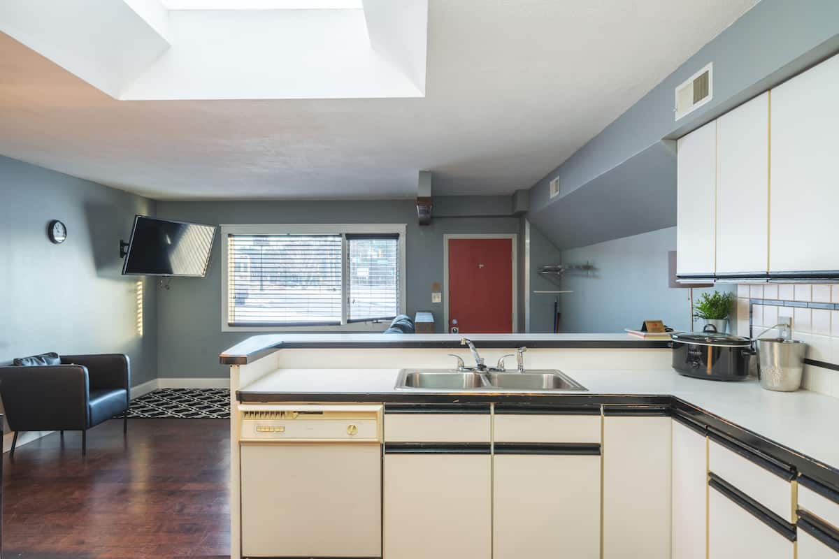 family suite, 3 bedrooms, kitchen, ground floor | private kitchen | mini-fridge, microwave, coffee/tea maker