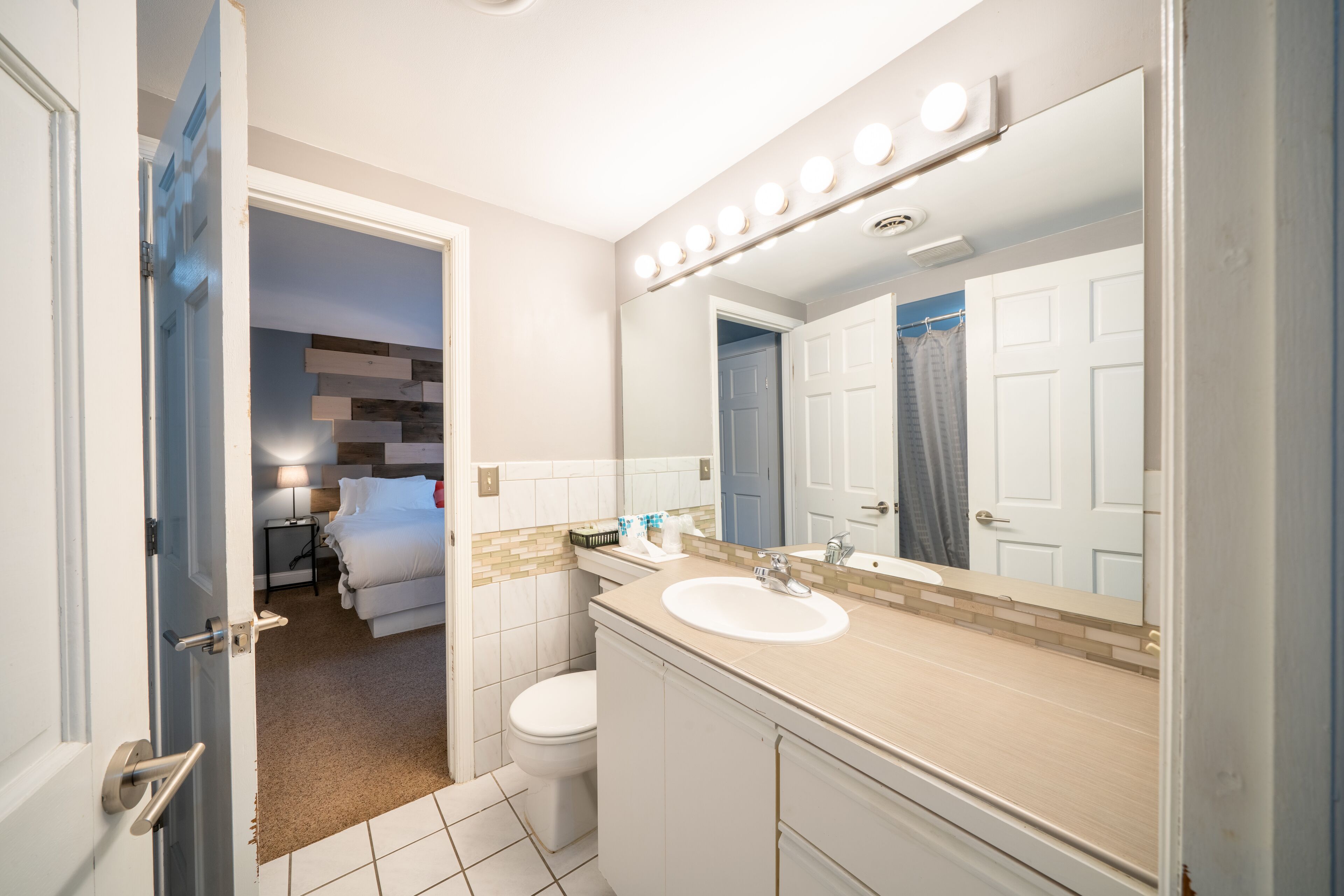 family suite, 3 bedrooms, kitchen, ground floor | bathroom | free toiletries, towels