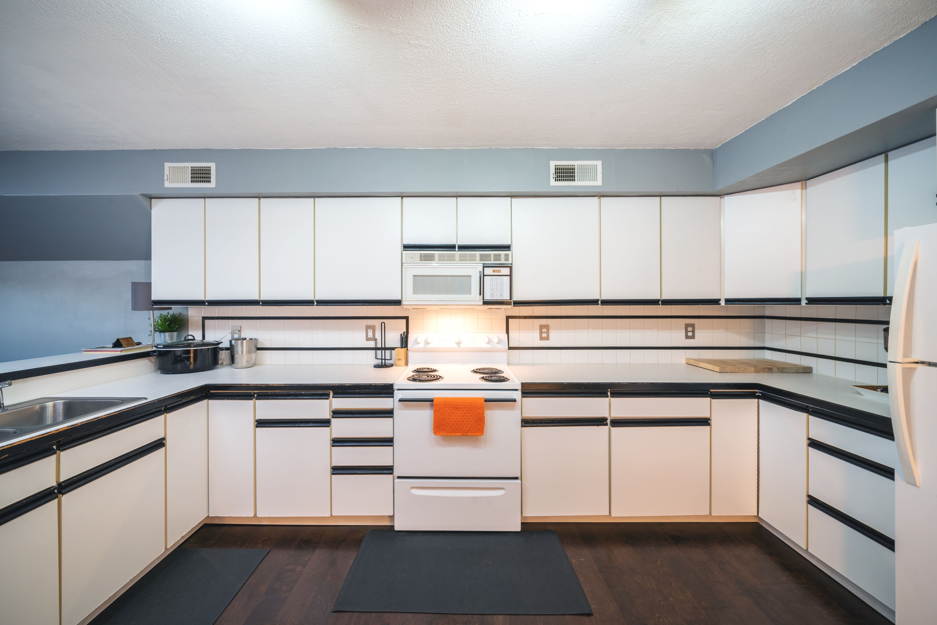 family suite, 3 bedrooms, kitchen, ground floor | private kitchen | mini-fridge, microwave, coffee/tea maker