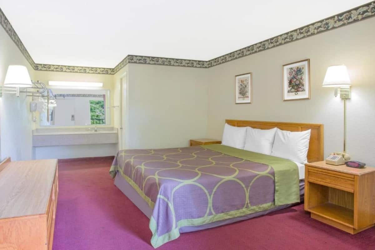 Standard Room, 1 King Bed, Smoking | Desk, blackout drapes, soundproofing, iron/ironing board