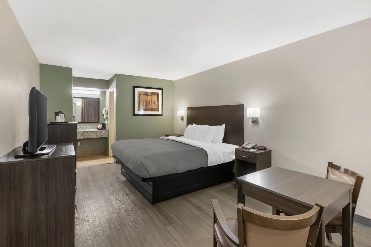 1 King Bed, Smoking | Desk, laptop workspace, soundproofing, iron/ironing board