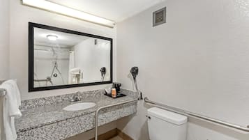 Room, 2 Katil Ratu (Queen), Accessible, Non Smoking | Meja, ruang kerja komputer riba, kalis bunyi, seterika/papan seterika