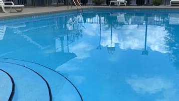 Una piscina al aire libre de temporada