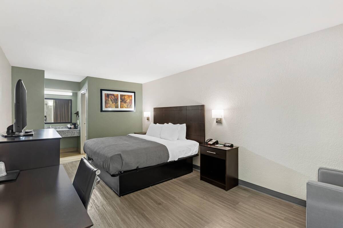 1 King Bed, Non Smoking | Desk, laptop workspace, soundproofing, iron/ironing board