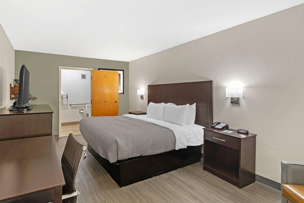 1 King Bed, Accessible, Non Smoking | Desk, laptop workspace, soundproofing, iron/ironing board