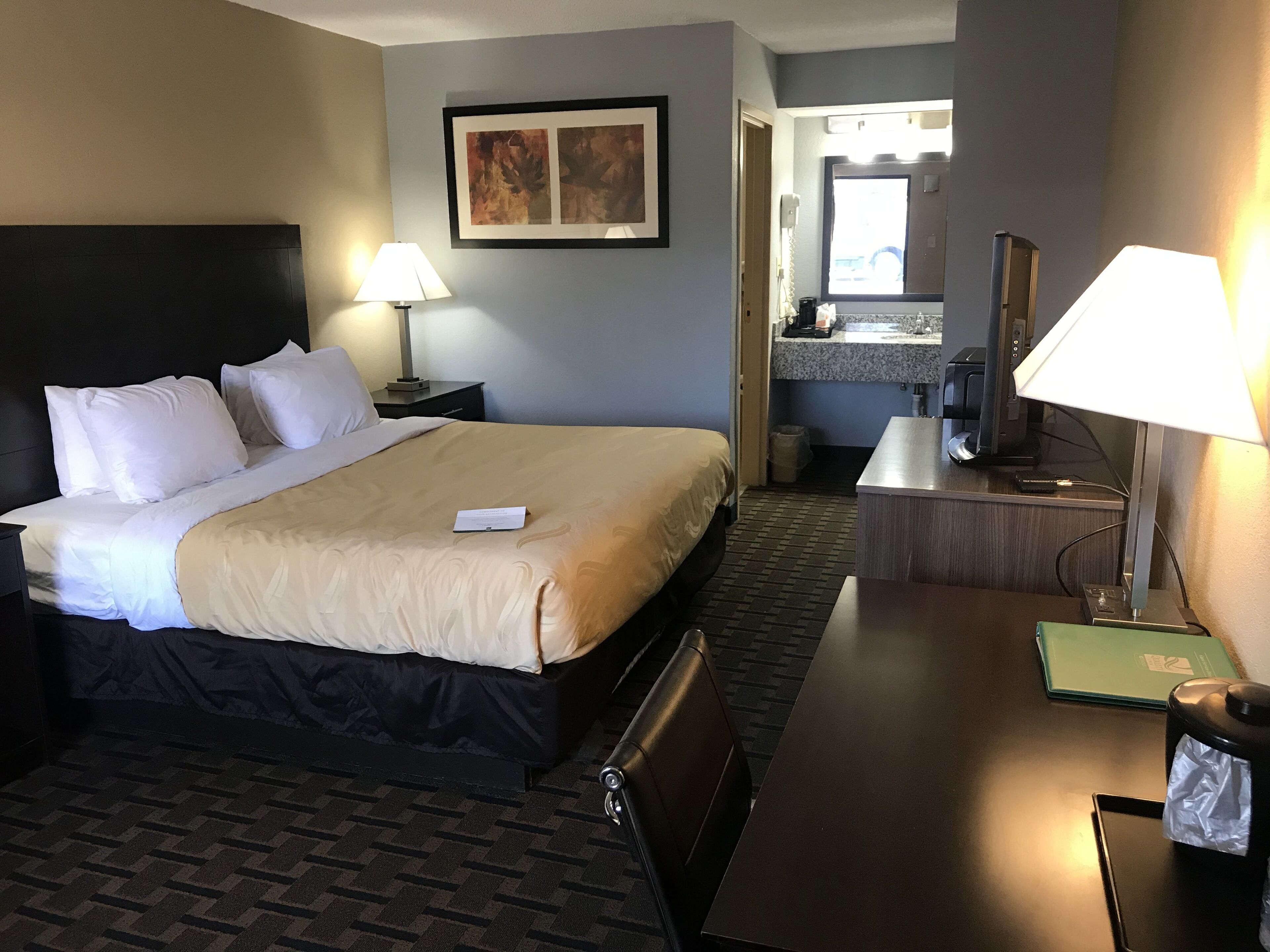 Bàn, khu vực làm việc phù hợp cho laptop, phòng cách âm 