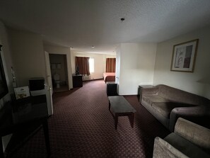Een bureau, een strijkplank/strijkijzer, gratis wifi, beddengoed