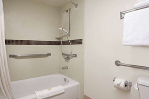 Rom, 1 queensize-seng, tilgjengelighetstilpasset, ikke-røyk | Bad | Kombinert dusj/badekar, hårføner og håndklær