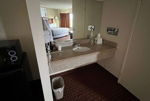 Combined shower/bathtub, hair dryer, towels